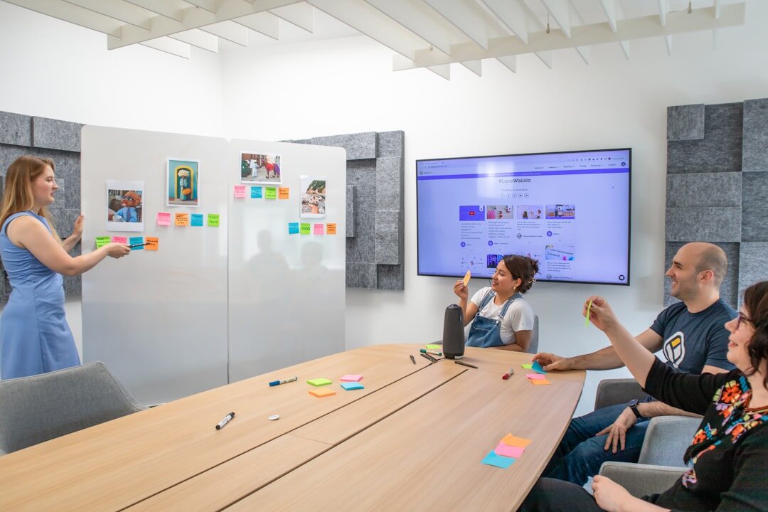Equipe de design de web profissional em brainstorm