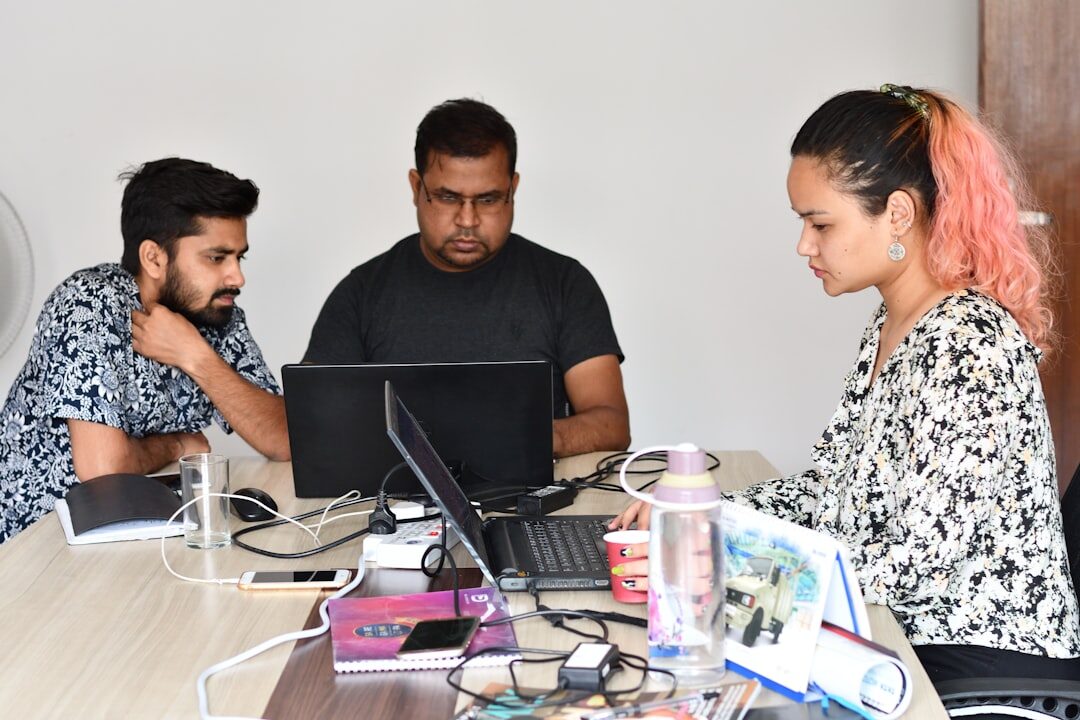 Equipe de marketing analisando dados de desempenho