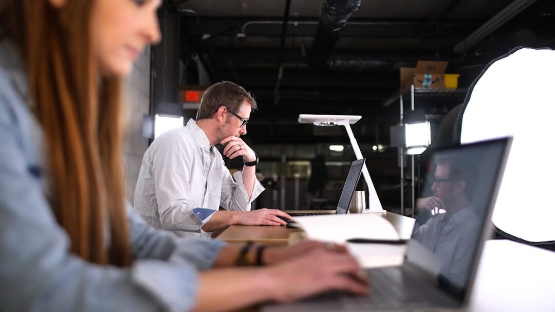 Equipe de marketing analisando dados em laptops