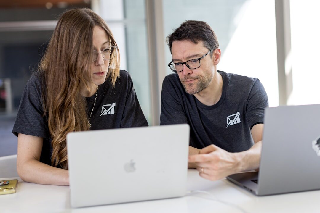 Equipe de marketing analisando desempenho de anúncios