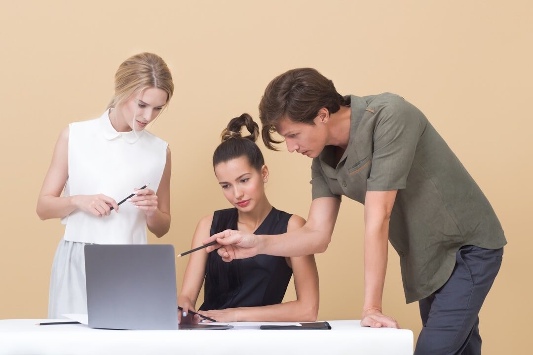 Equipe de marketing analisando resultados de campanhas
