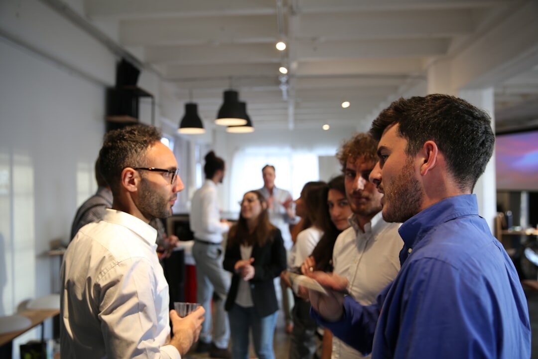 Equipe de marketing brainstorming sobre storytelling