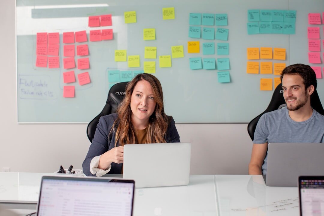 Equipe de marketing digital em ação