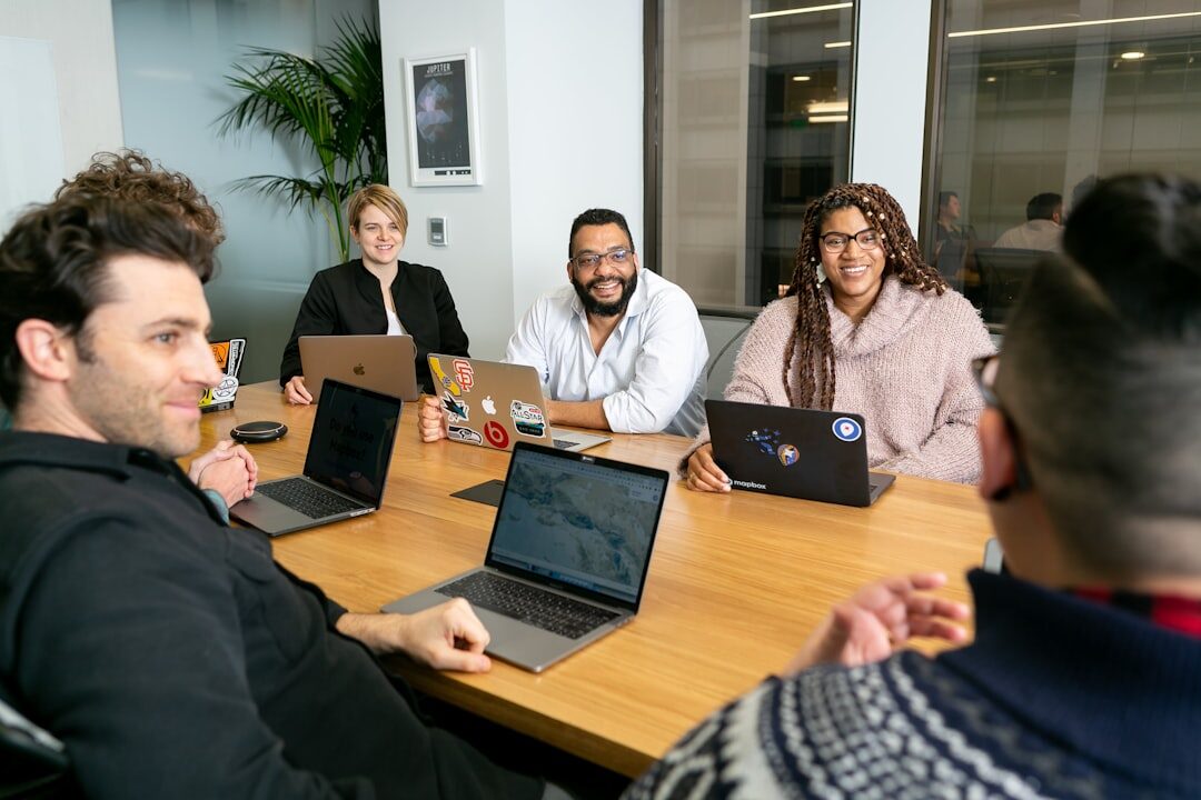 Equipe de marketing digital em brainstorming