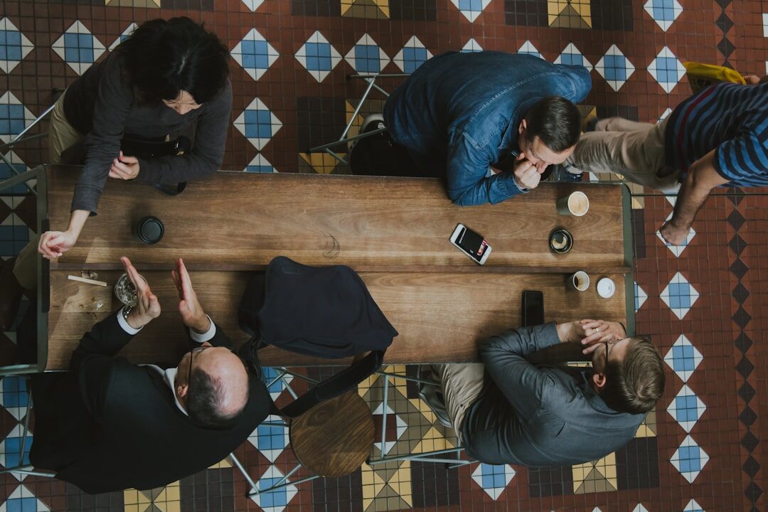 Equipe de marketing discutindo estratégias
