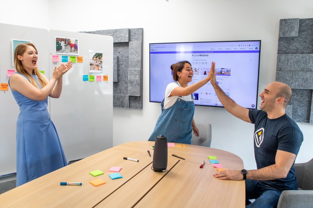 Equipe de marketing discutindo estratégias