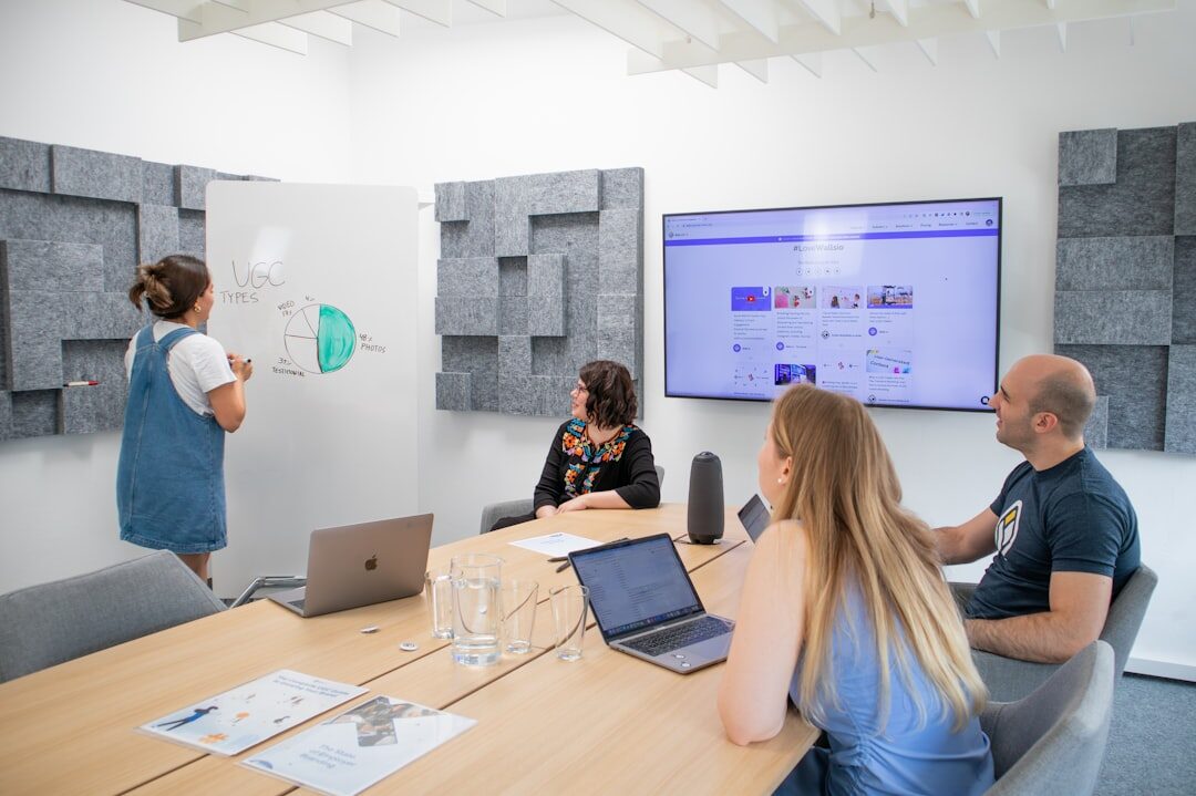 Equipe de marketing elaborando histórias