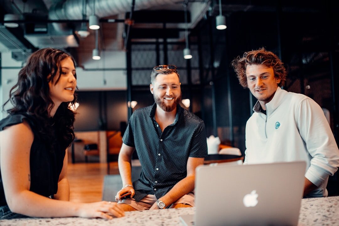 Equipe de marketing local em ação
