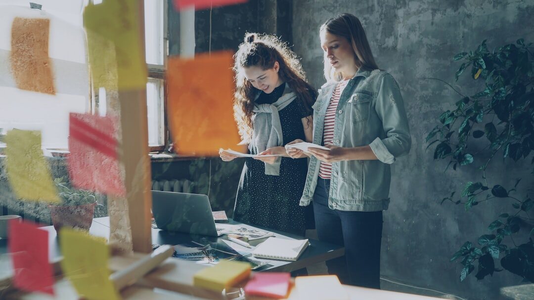 Equipe de negócios analisando dados de marketing