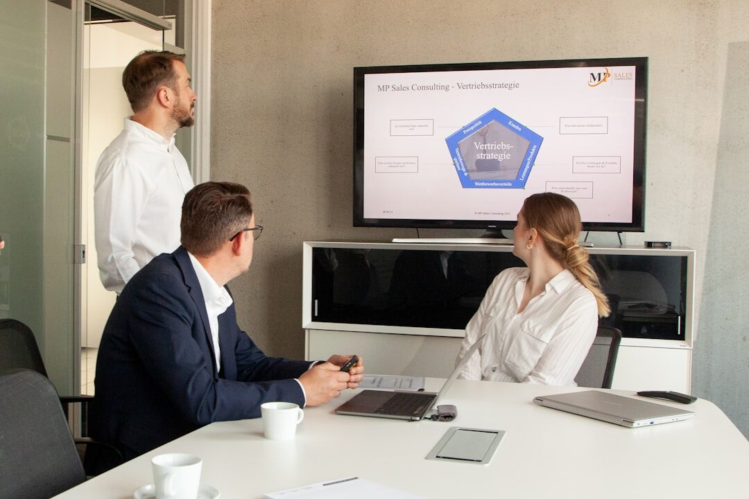 Equipe de negócios analisando desempenho de anúncios