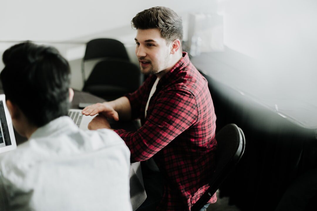 Equipe de negócios analisando desempenho do site