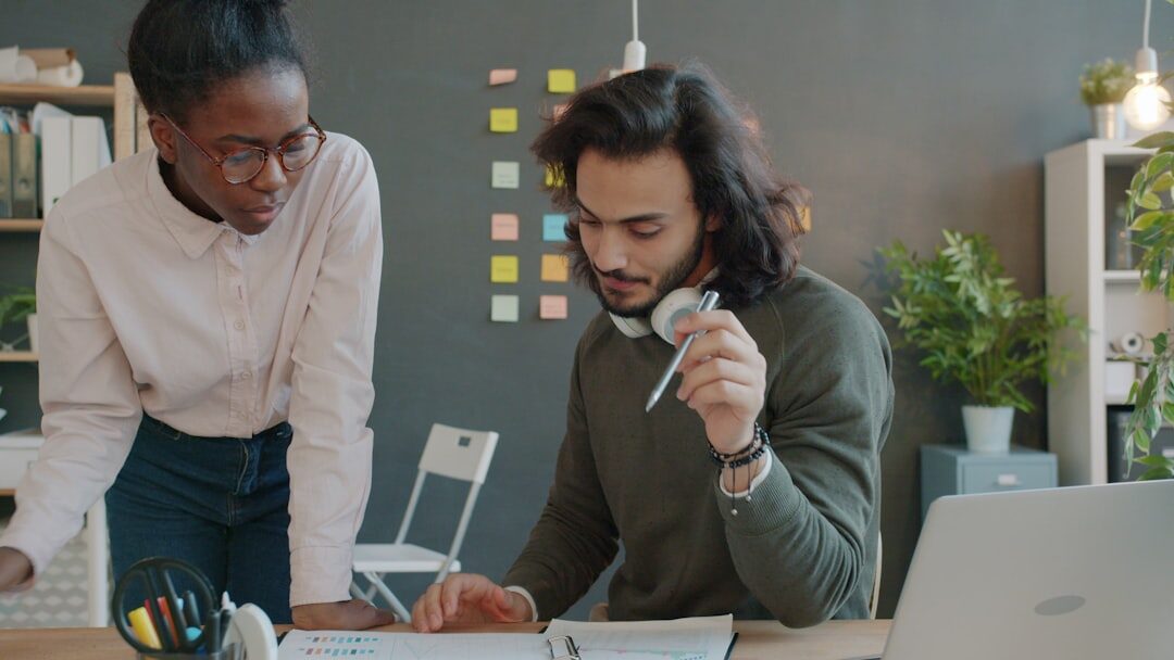 Equipe de negócios analisando estratégia de marketing