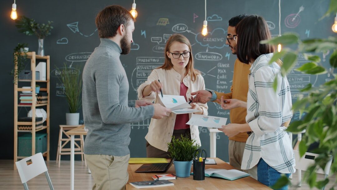 Equipe de negócios analisando feedback de clientes