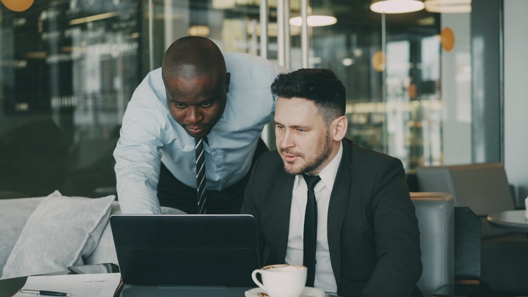 Equipe de negócios analisando resultados de publicidade
