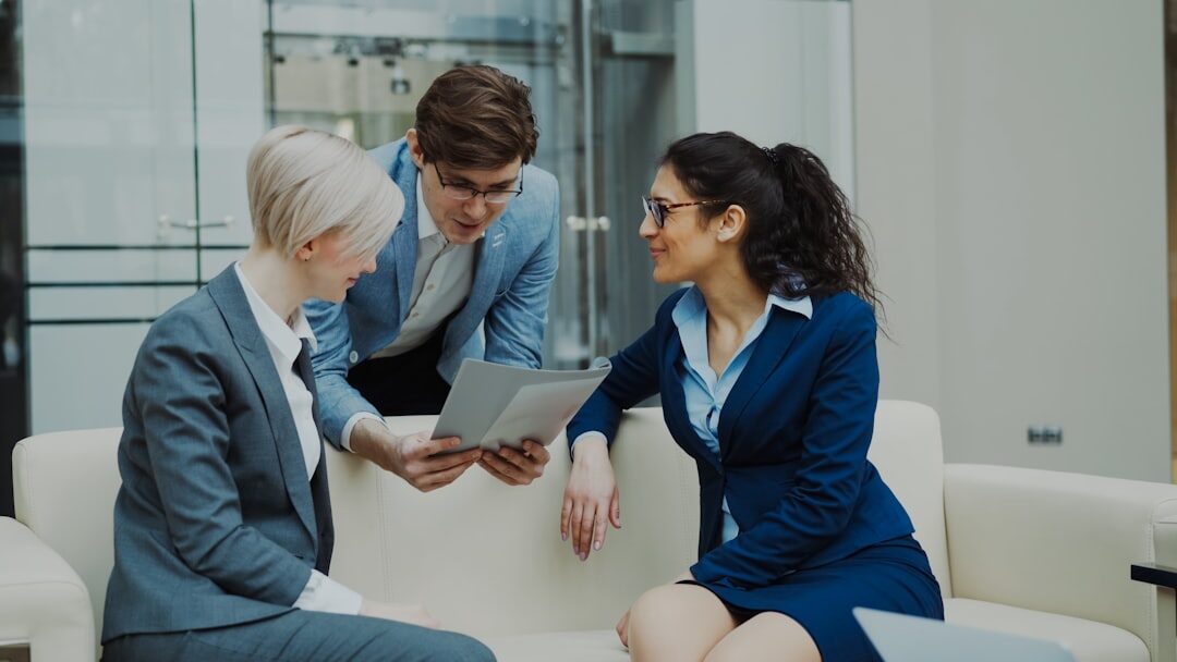 Equipe de negócios discutindo estratégia de marketing