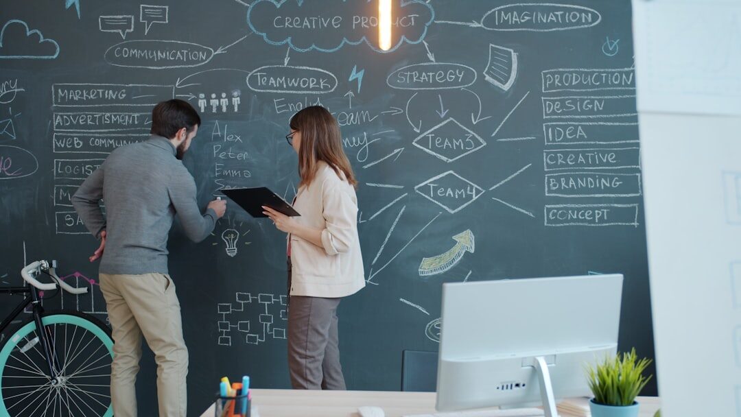Equipe de negócios discutindo estratégia de marketing