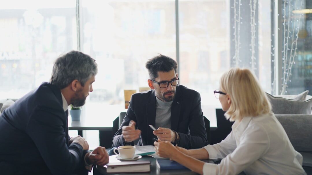 Equipe de negócios discutindo estratégia de storytelling