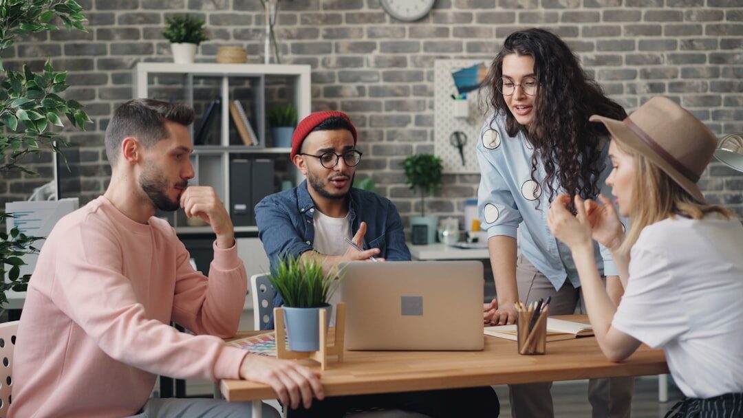 Equipe de negócios discutindo estratégias de marketing