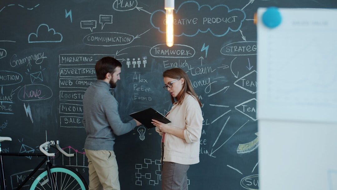 Equipe de negócios discutindo ideias