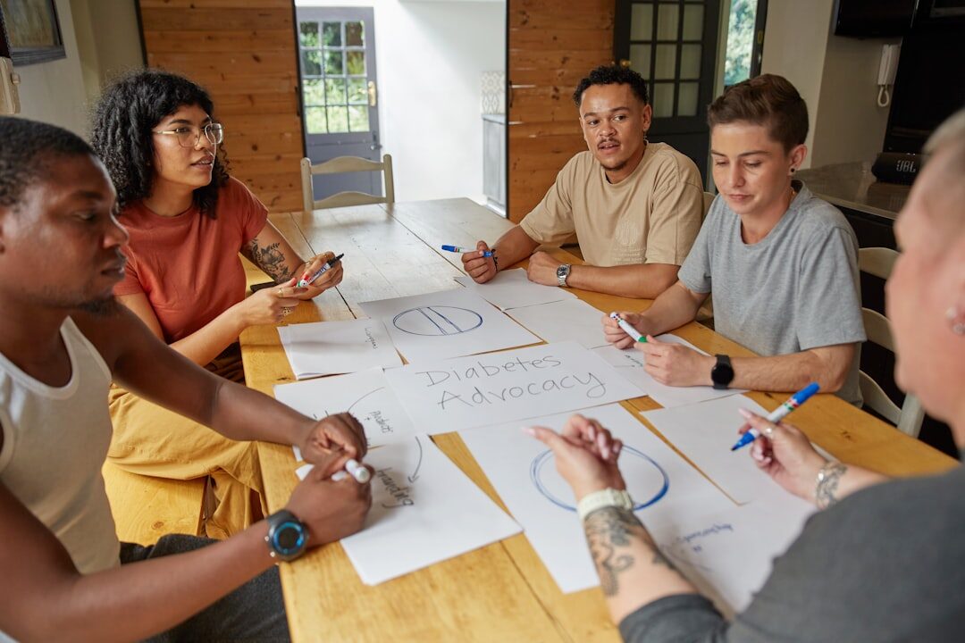 Equipe de negócios elaborando estratégias de marketing