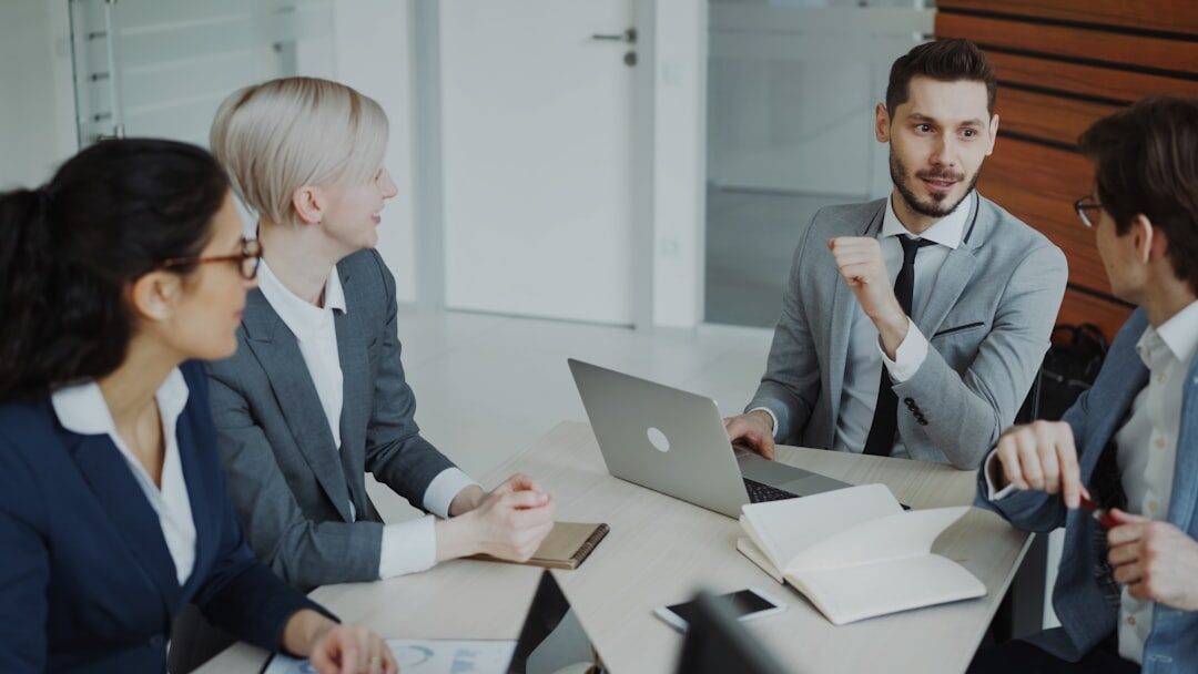 Equipe de negócios planejando estratégia de marketing