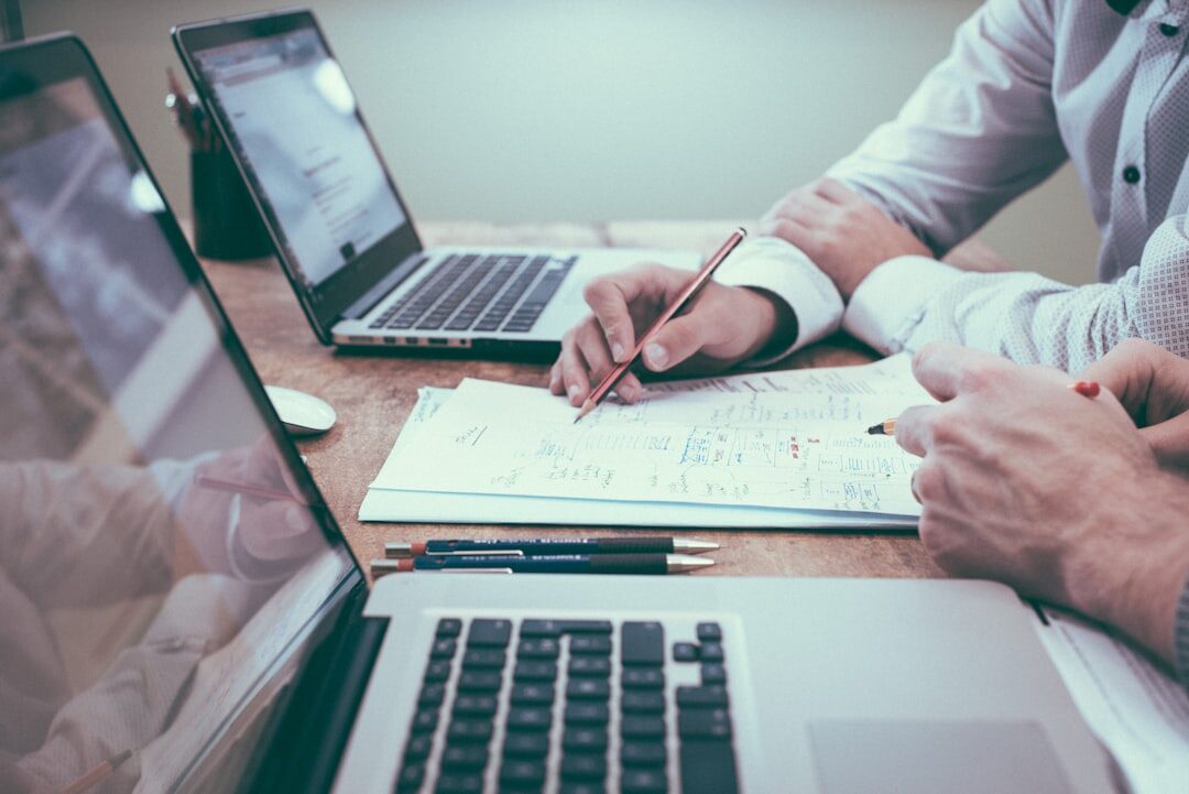 Equipe de negócios trabalhando em estratégia digital