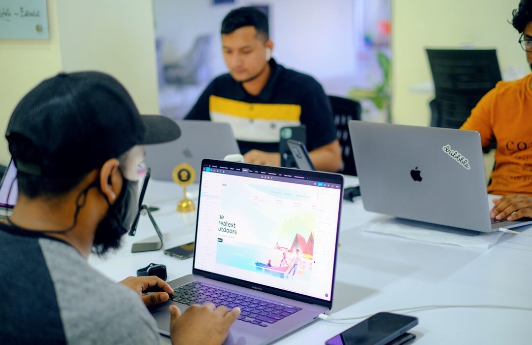 Equipe desenvolvendo estratégia de conteúdo para marketing