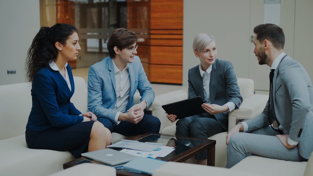 Equipe discutindo estratégias de anúncios
