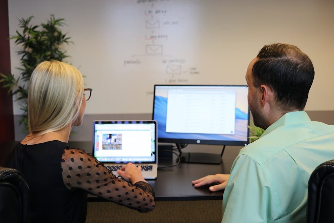 Equipe discutindo estratégias de design de site