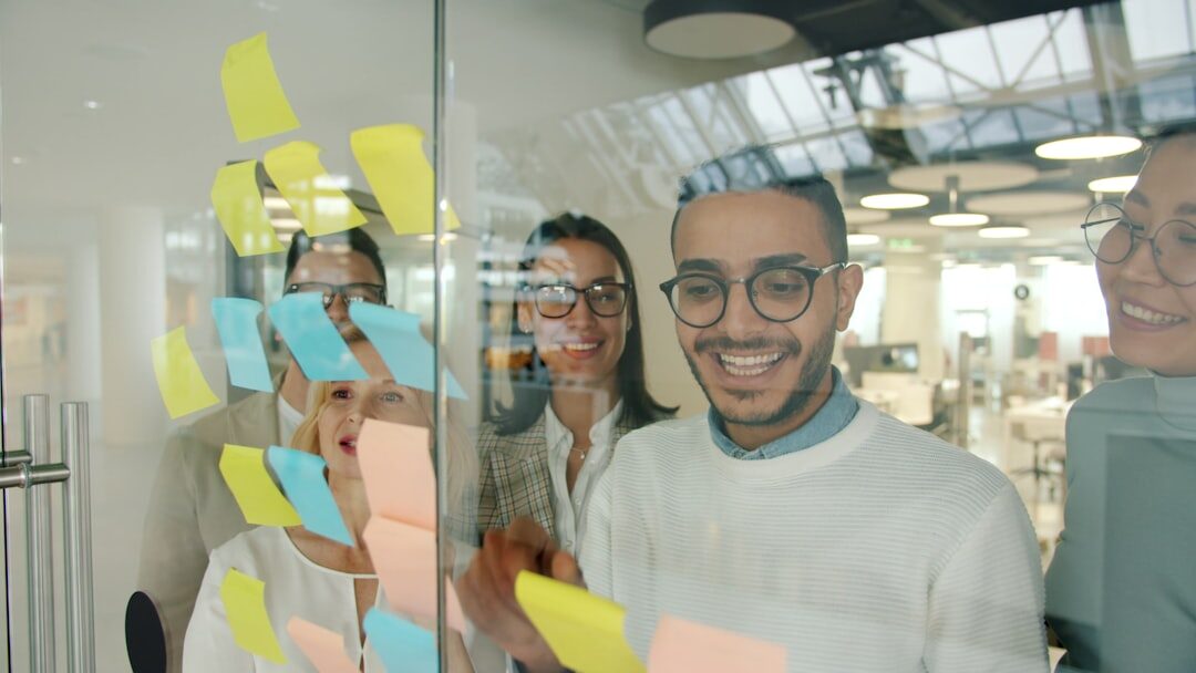 Equipe discutindo estratégias de marketing