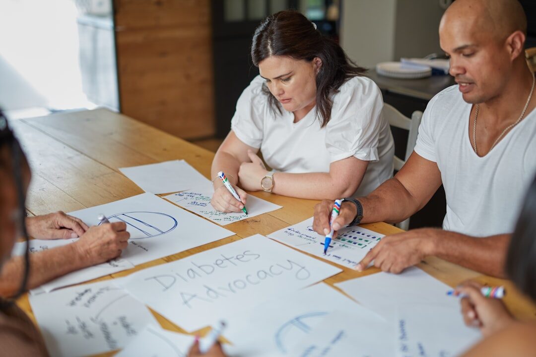 Equipe discutindo estratégias de marketing