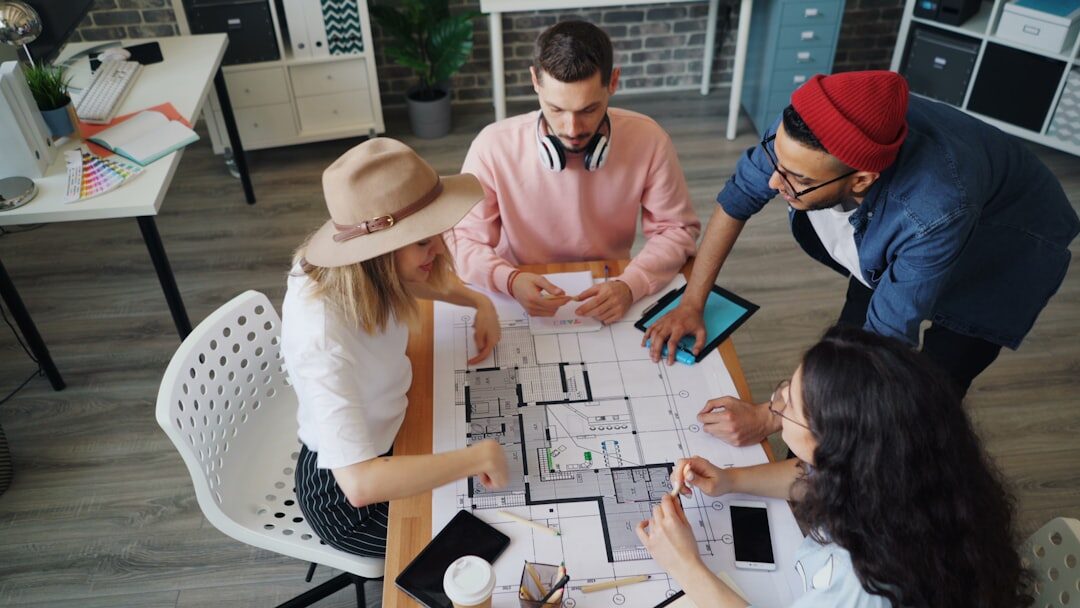 Equipe discutindo estratégias de marketing