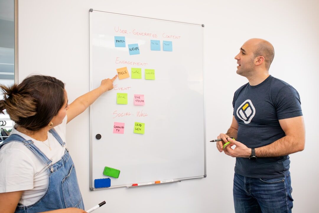 Equipe discutindo estratégias de marketing
