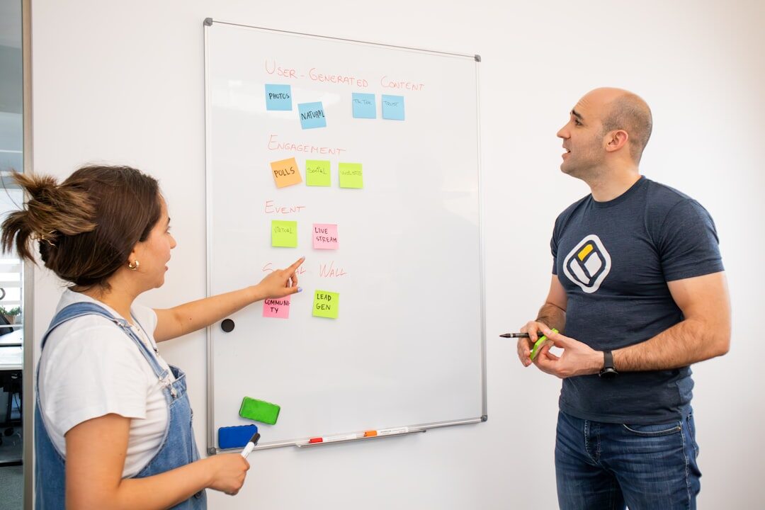 Equipe pensando em estratégias de marketing