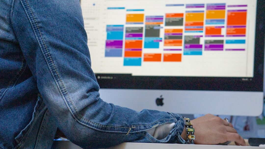 Especialista em marketing digital analisando dados