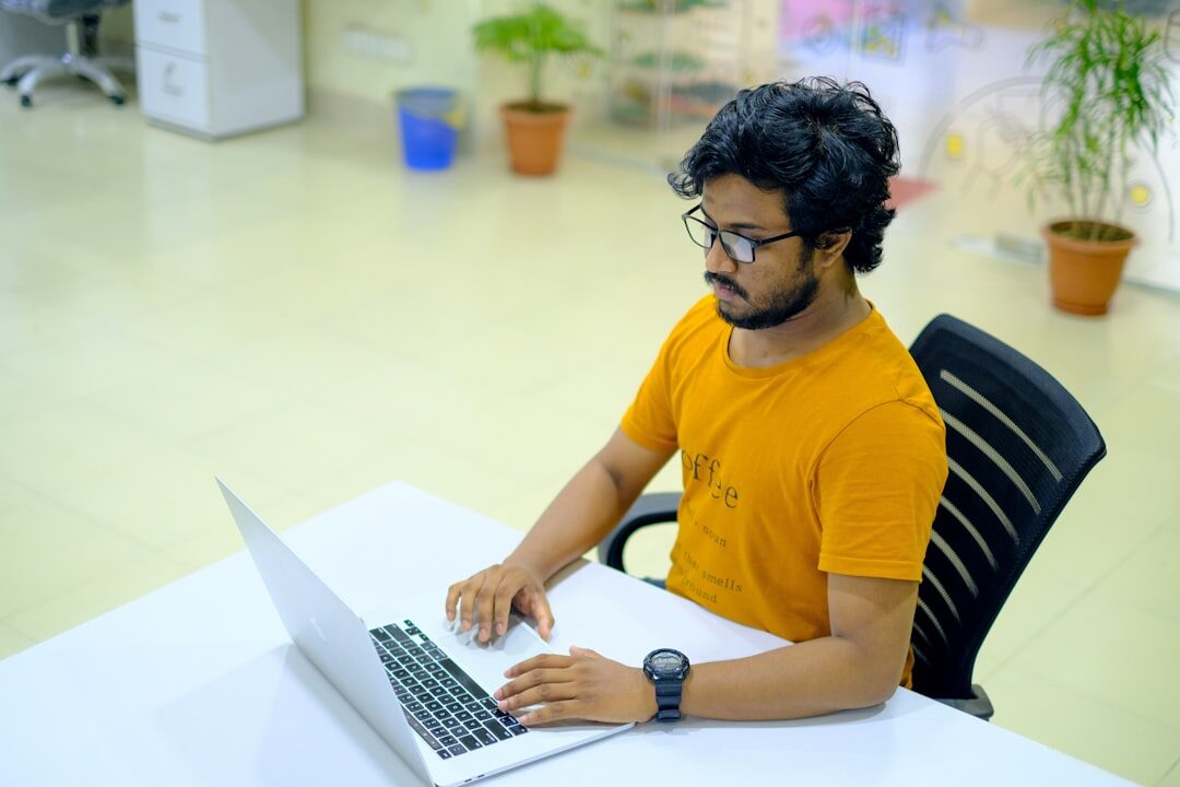 Especialista em marketing digital preparando campanha de anúncios