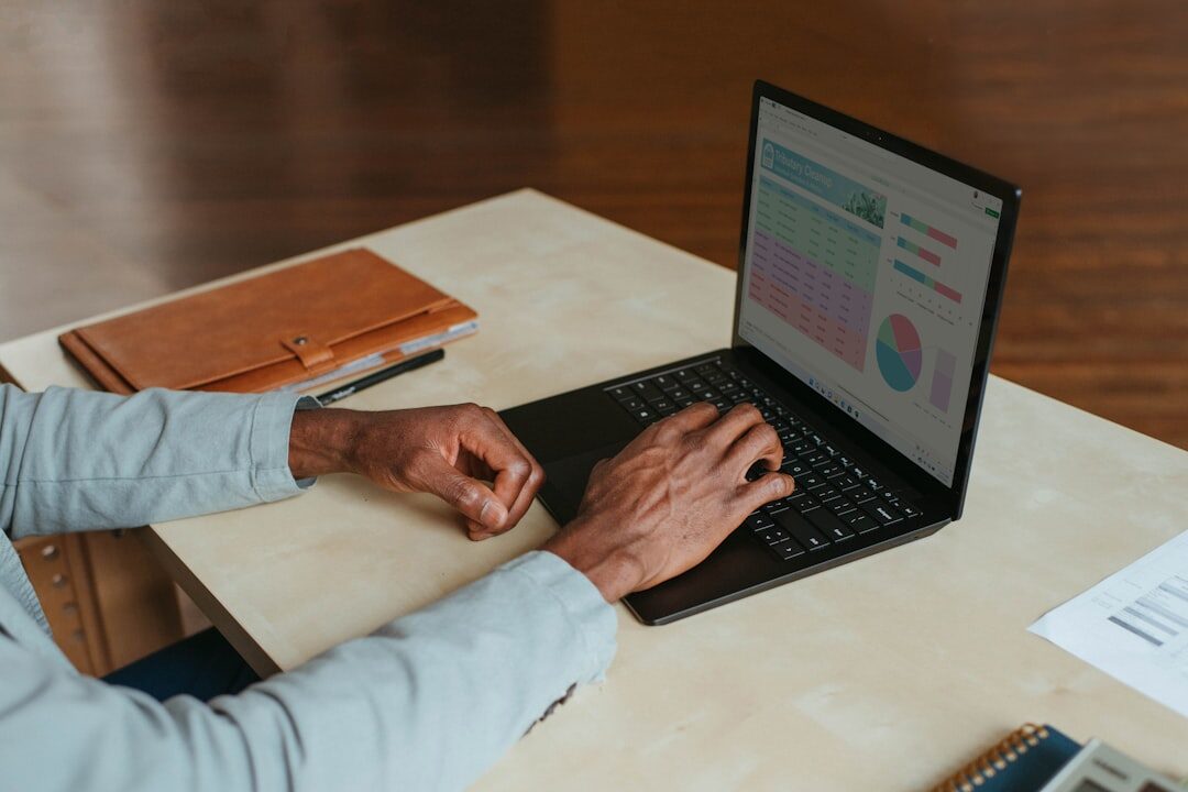 Estratégia de marketing digital em um laptop