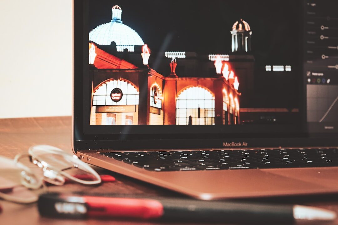 Estratégia de marketing em redes sociais no laptop