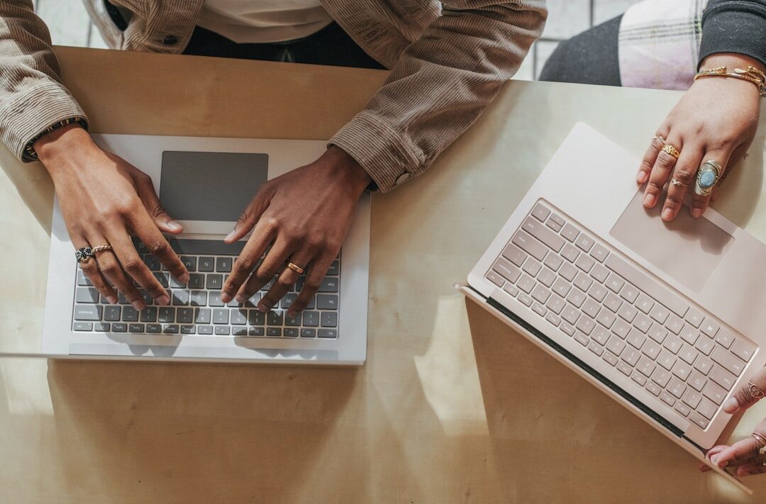 Estrategista de marketing digital utilizando laptop