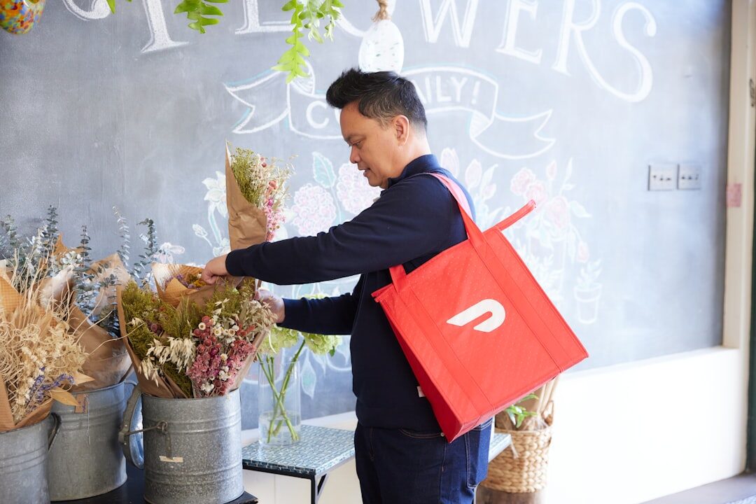 Floricultor contando histórias para clientes