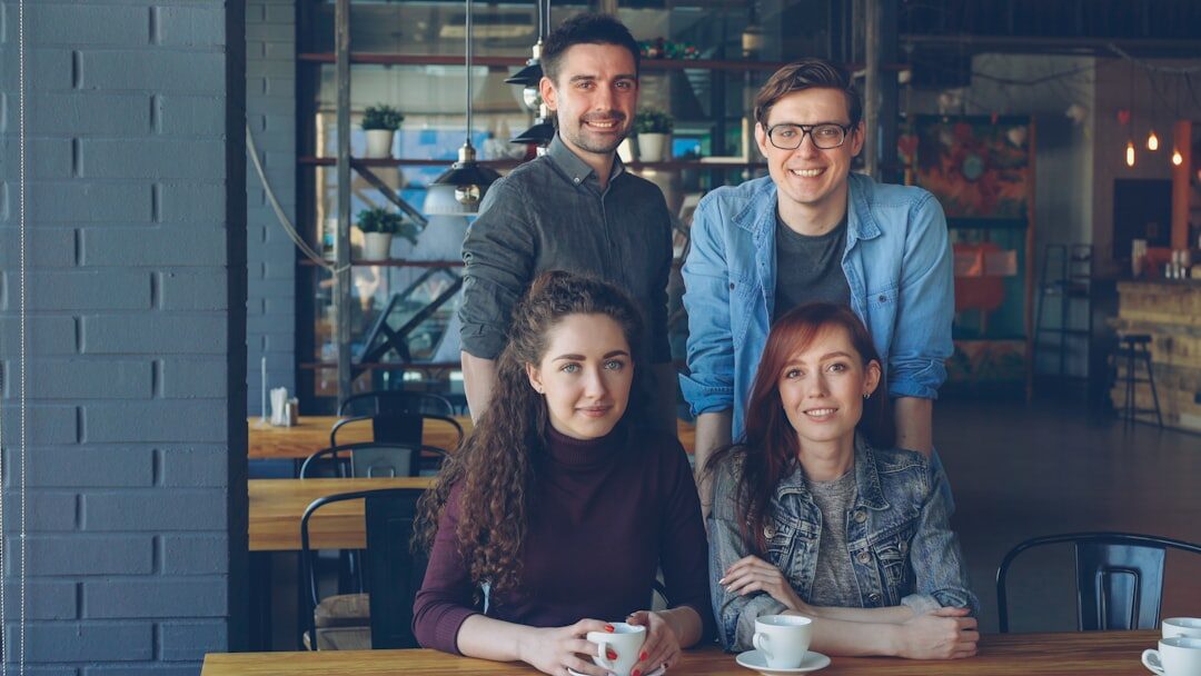 Grupo de amigos apreciando café