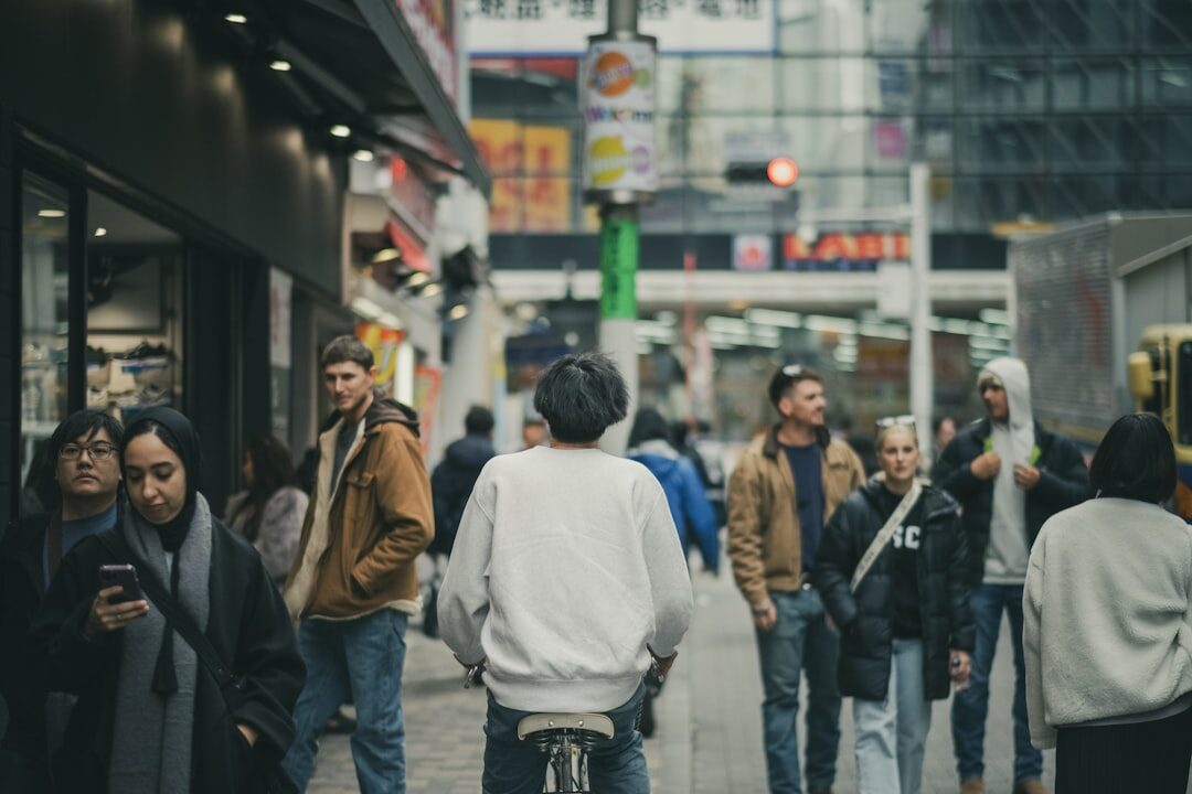 Grupo de clientes diversificados fazendo compras