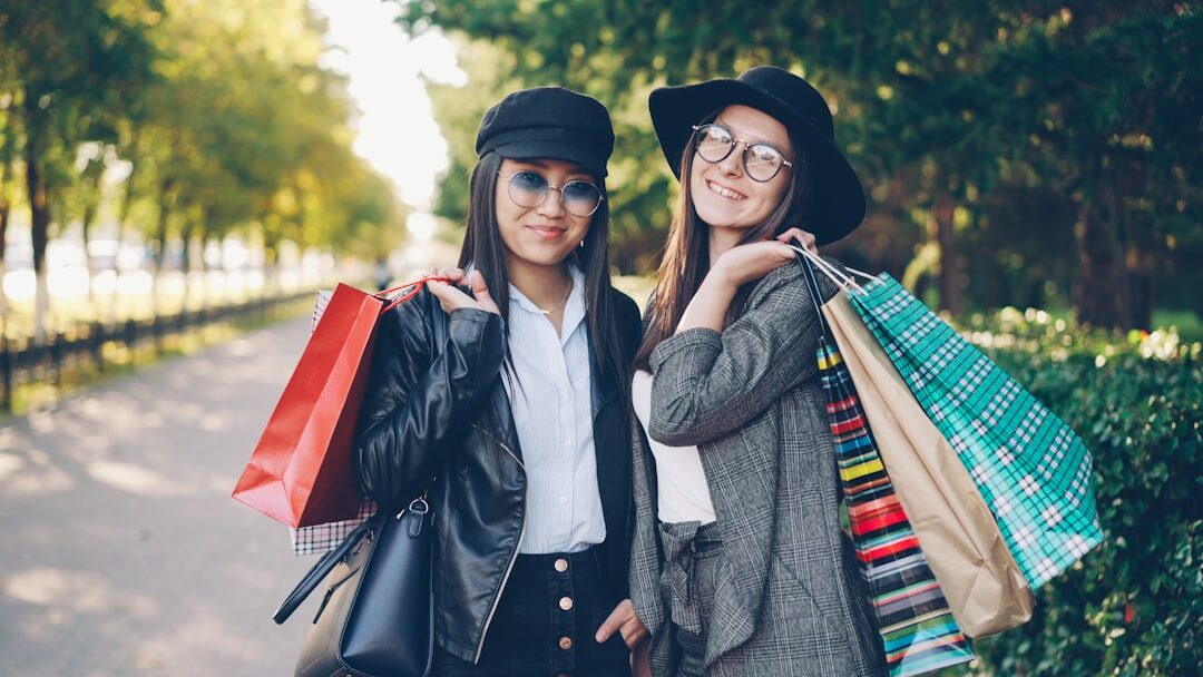 Grupo de clientes diversos fazendo compras