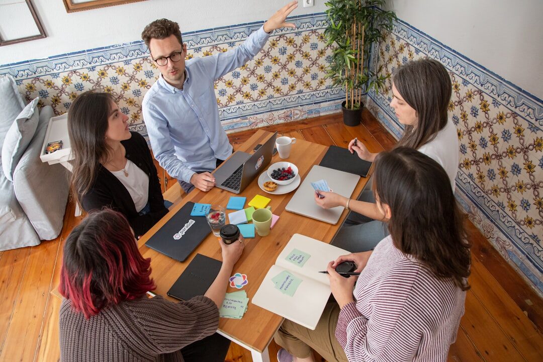Grupo de jovens colaborando em estratégia de marketing
