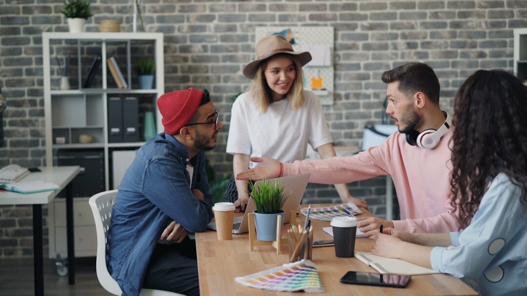 Grupo de pessoas discutindo estratégias de marketing