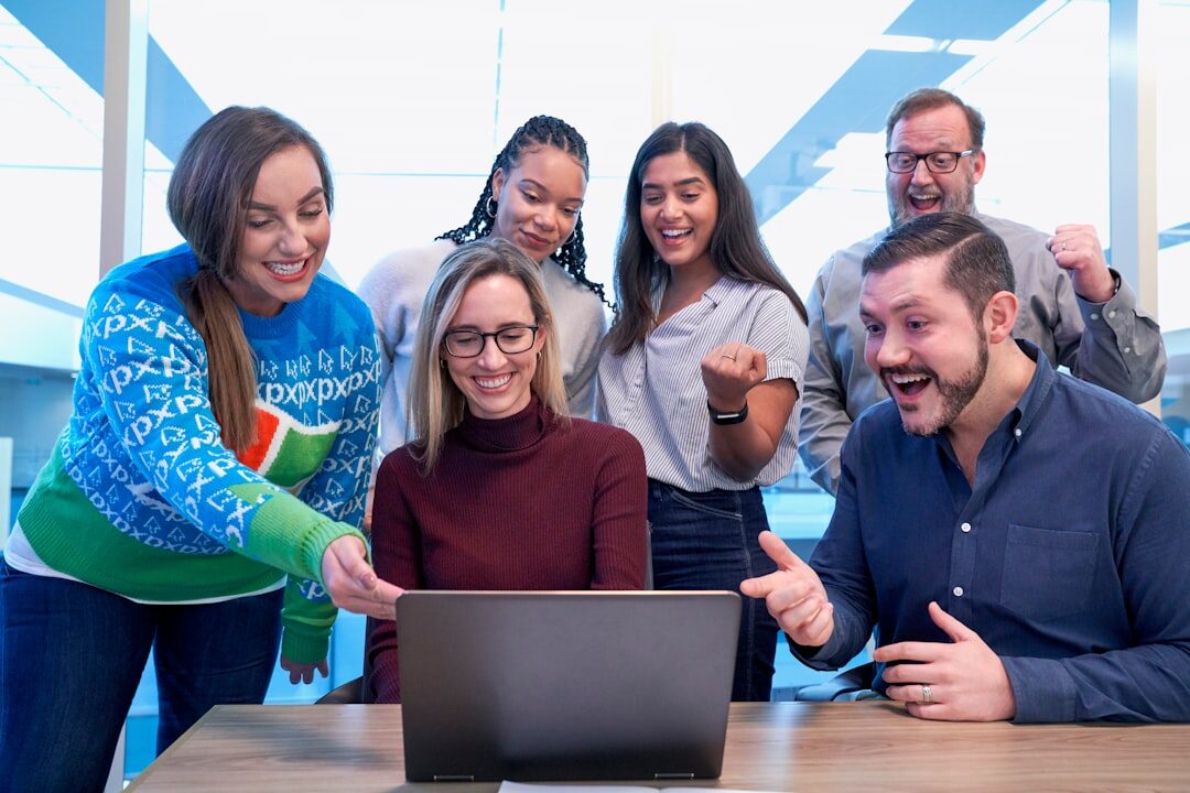 Grupo de pessoas diversas sorrindo