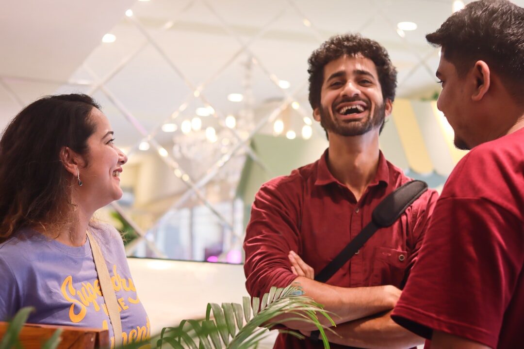 Grupo de pessoas envolvidas em storytelling