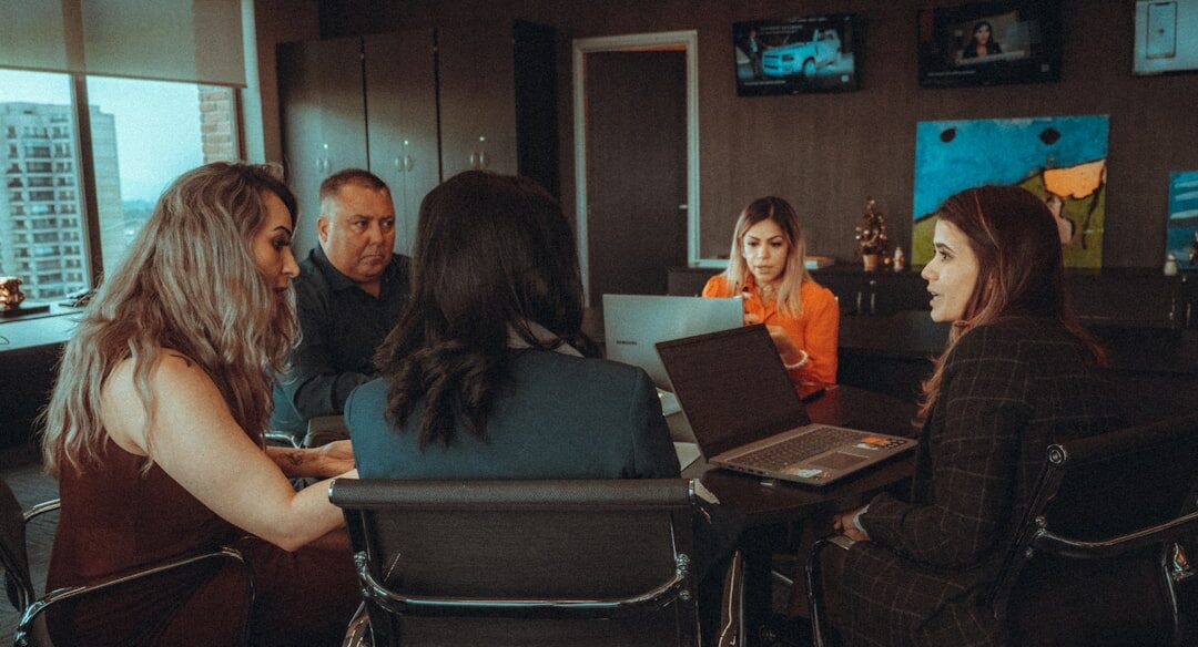 Grupo discutindo estratégias de marketing