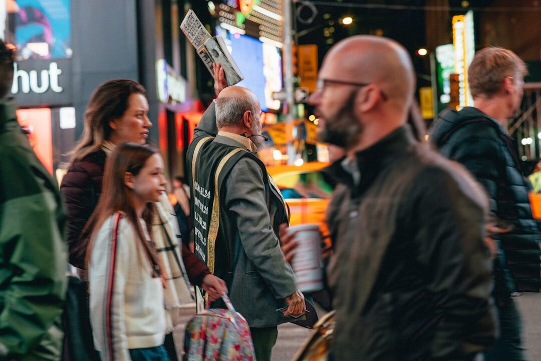 Grupo diversificado de clientes fazendo compras