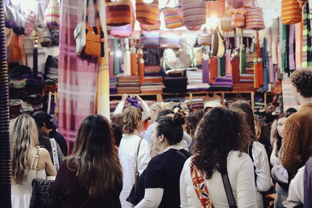 Grupo diversificado de clientes fazendo compras